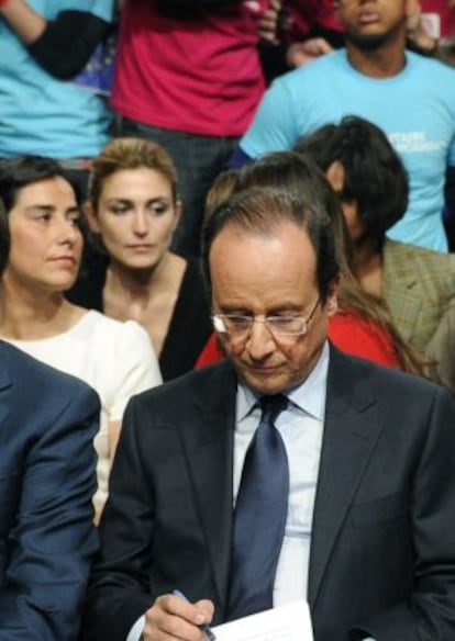 Fran&ccedil;ois Hollande, en primer plano, y Julie Gayet, dos filas m&aacute;s atr&aacute;s.