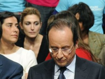 Fran&ccedil;ois Hollande, en primer plano, y Julie Gayet, dos filas m&aacute;s atr&aacute;s.