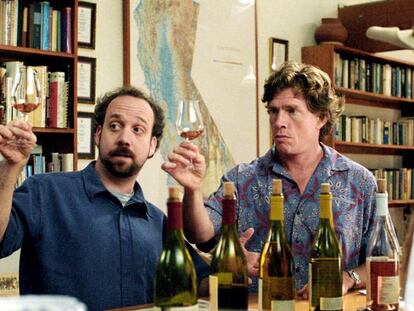 Los actores Paul Giamatti y Thomas Haden Church, catadores de vino en la película 'Entre copas' (2004).