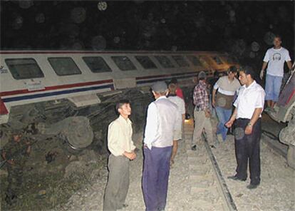 Dos de los vagones del tren que ayer descarriló al noroeste de Anatolia (Turquía).