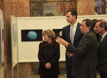 El Príncipe Felipe, la presidenta de la Unión Astronómica Internacional, Catherine Cesarsky, el presidente del CSIC, Rafael Rodrigo, y el secretario de Estado de Investigación, Carlos Martínez, en la exposición <i>El Universo para que lo descubras</i>, en la sede central del CSIC.