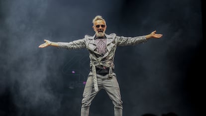 El cantante Rafa Sánchez de La Unión durante la fiesta ochentera de Los 40 Classic en la Plaza Mayor, a 14 de mayo de 2023, en Madrid.