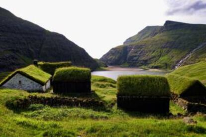 Casas en Saksum (islas Feroe).