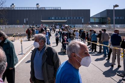 Decenas de personas hacen cola para recibir la vacuna en el Hospital Isabel Zendal durante la Semana Santa.