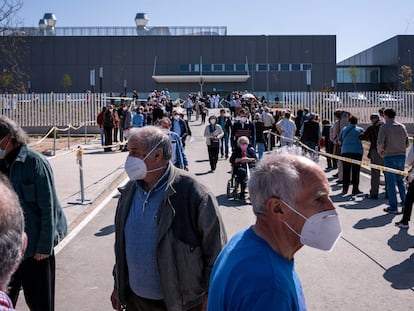 Decenas de personas hacen cola para recibir la vacuna en el Hospital Isabel Zendal durante la Semana Santa.