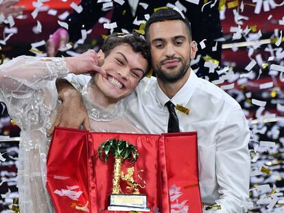 Los cantantes Blanco (izquierda) y Mahmood, representantes de Italia, celebran su victoria en el festival de San Remo el pasado 5 de febrero.