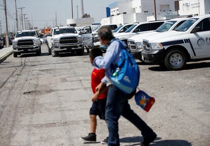 Personas caminan afuera de la Fiscalía, el 8 de marzo en Matamoros (Tamaulipas).