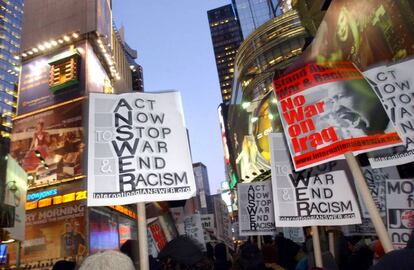 Varios carteles contra en la guerra de Irak y el racismo portados por manifestantes concentrados en Times Square (Nueva York), en febrero de 2003.