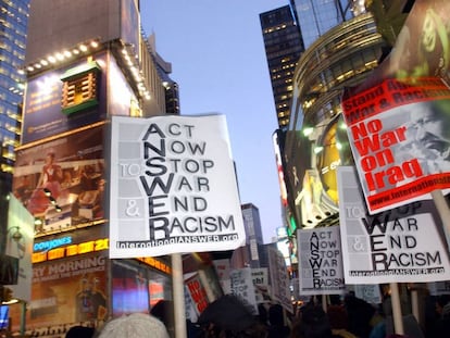 Varios carteles contra en la guerra de Irak y el racismo portados por manifestantes concentrados en Times Square (Nueva York), en febrero de 2003.