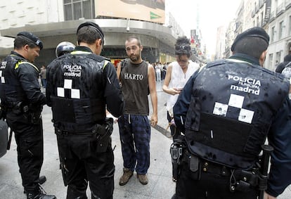 La policía pidiendo los documentos de identidad, en la entrada de la Puerta del Sol, en Madrid en 2019.