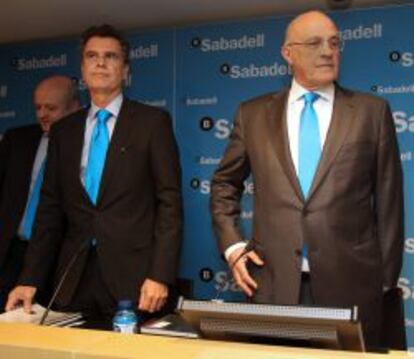 El presidente de Banco Sabadell, Josep Oliu (d), y el consejero delegado de la entidad, Jaume Guardiola (i), al inicio de la rueda de prensa en la que presentaron los resultados económicos del grupo correspondientes al año 2013.