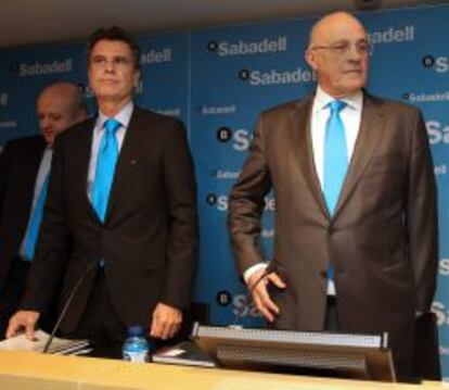 El presidente de Banco Sabadell, Josep Oliu (d), y el consejero delegado de la entidad, Jaume Guardiola (i), al inicio de la rueda de prensa en la que presentaron los resultados econ&oacute;micos del grupo correspondientes al a&ntilde;o 2013. 