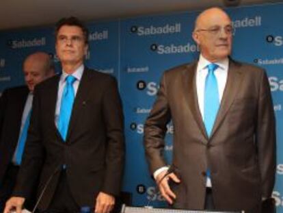 El presidente de Banco Sabadell, Josep Oliu (d), y el consejero delegado de la entidad, Jaume Guardiola (i), al inicio de la rueda de prensa en la que presentaron los resultados econ&oacute;micos del grupo correspondientes al a&ntilde;o 2013. 
