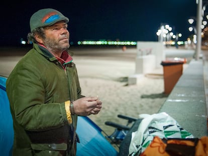 Carlos, 'el canario', escultor de figuras de arena y persona sin hogar que falleció el pasado 6 de marzo en la calle en una foto de febrero de 2012.