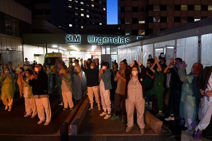 Aplauso de las ocho de la tarde en el hospital La Paz.