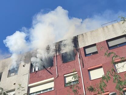 Aspecto del edificio incendiado en Badalona este miércoles.