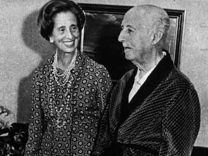 Francisco Franco, aún convaleciente, y su esposa, Carmen Polo.