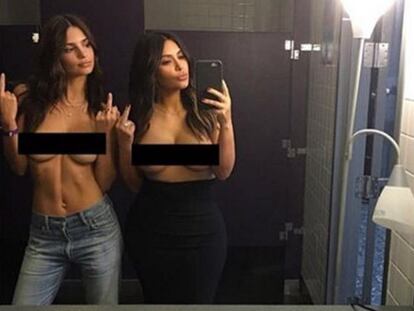 Kim Kardashian y Emily Ratajkowski posan en 'top less'.