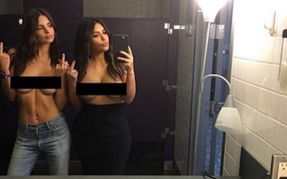 Kim Kardashian y Emily Ratajkowski posan en 'top less'.