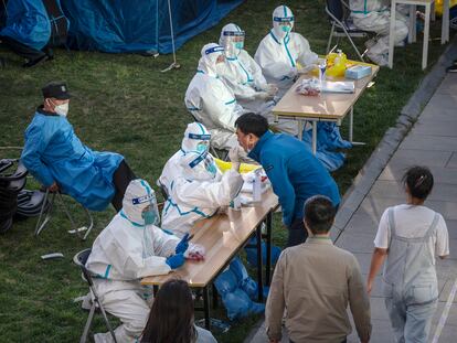 Trabajadores sanitarios hacen test a empleados de empresas tecnológicas en Pekín, el pasado 26 de abril.