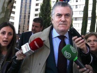 El extesorero del Partido Popular, Luis Bárcenas, sale de los juzgados de Plaza de Castilla, tras ratificar su denuncia contra la jefa de personal del PP en relación con su despido laboral.