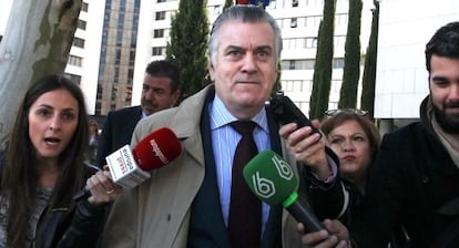 El extesorero del Partido Popular, Luis Bárcenas, sale de los juzgados de Plaza de Castilla, tras ratificar su denuncia contra la jefa de personal del PP en relación con su despido laboral.