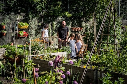 El huerto comunitario de Himmelbeet, en el norte de Berlín, permite a los vecinos de la localidad cultivar sus frutas y verduras y disfrutar de una cerveza.