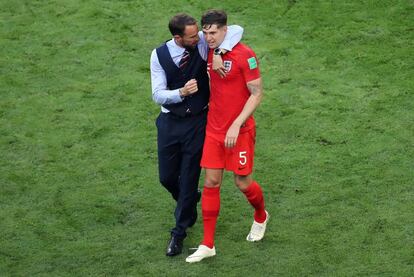 Southgate conversa con Stones, tras la victoria de Inglaterra ante Suecia.