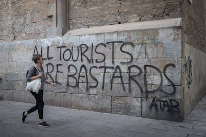 Una pintada contra los turistas, este verano, en Barcelona.
