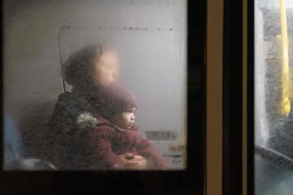 Una mujer, con un niño, en el interior de un autobús, a su llegada al centro para evacuados de Zaporiyia (sur). La invasión rusa de Ucrania ha provocado hasta la medianoche del sábado 3.455 víctimas civiles, entre ellas 1.417 muertos y 2.038 heridos, según el último informe de la Oficina del Alto Comisionado de las Naciones Unidas para los Derechos Humanos (ACNUDH), que advierte de que la cifra real es más alta.