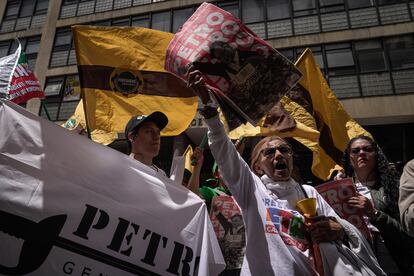 Manifestantes a favor del gobierno de Petro exigen la elección de una nueva fiscal ante el Palacio de Justicia, el 8 de febrero.