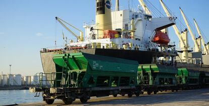 Barco y tren de carga en el Puerto de Tarragona. 