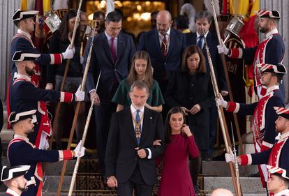 Empezando por arriba, de izquierda a derecha, el presidente del Gobierno, Pedro Sánchez; el presidente del Senado, Pedro Rollán; la princesa Leonor; la presidenta del Congreso, Francina Armengol; el rey Felipe y la reina Letizia, salen del Congreso tras finalizar la apertura de la XV Legislatura.