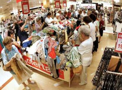 Aspecto del primer día de las rebajas el pasado 1 de julio en unos grandes almacenes de Madrid.