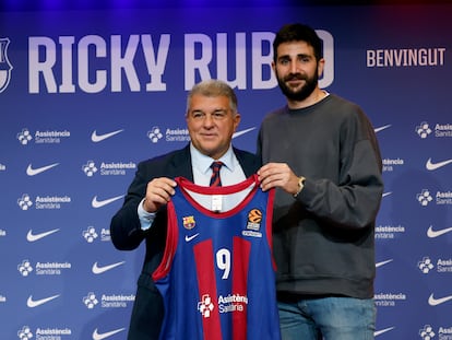 Ricky Rubio junto a Joan Laporta durante su presentación con el Barcelona.