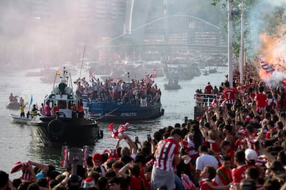 La gabarra con los jugadores y equipo técnico llega al Ayuntamiento de Bilbao. 