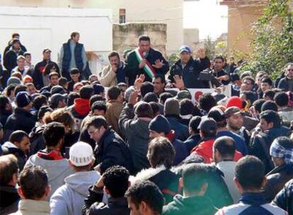 Manifestación de los 1.300 inmigrantes que abandonaron el centro de acogida.