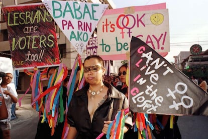 Manifestantes filipinos sujetan pancartas durante una manifestación por el Orgullo Gay en Manila, el 21 de junio de 1997.