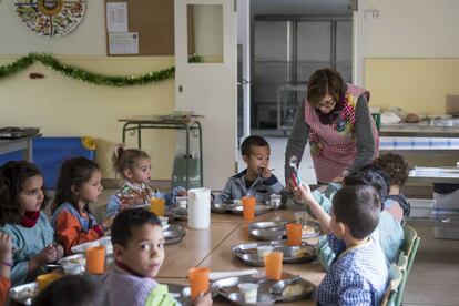 Un grup de nens al menjador de l'escola rural d'Organyà.