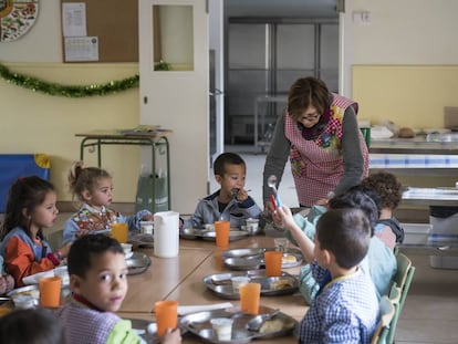 Un grupo de niños en el comedor de la escuela rural.