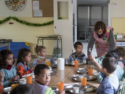 Un grup de nens al menjador de l'escola rural d'Organyà.