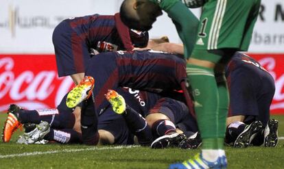 Los jugadores del Eibar celebran el segundo gol.