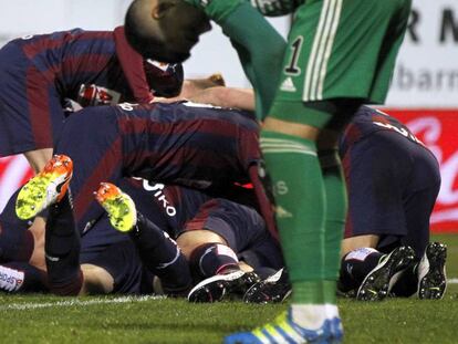 Los jugadores del Eibar celebran el segundo gol.