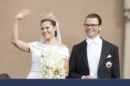 Después de ocho complicados años de noviazgo en los que el rey Carlos Gustavo no terminaba de aceptar al novio, el 10 de junio de 2010, en la catedral de San Nicolás de Estocolmo contraían matrimonio Victoria de Suecia, la heredera del país, y quien había sido su entrenador personal, Daniel Westling, que se convirtió en duque de Västergötland. Miles de personas observaron el paseo en carroza por las calles de la ciudad de los recién casados, que celebraron su enlace en el Palacio Real. Las casas reales de España, Holanda, Jordania, Noruega Japón, Dinamarca... acudieron a la celebración. El matrimonio tiene dos hijos, Estela y Oscar.