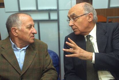 José Saramago junto a Juan Goytisolo en el Salón del Libro de París, en 2002.