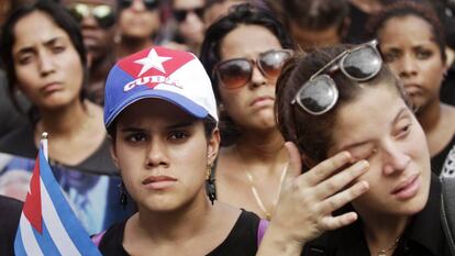 Estudiantes cubanas despiden a Fidel Castro en La Habana. 