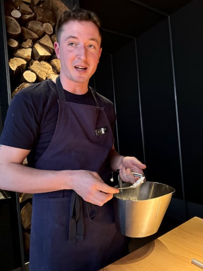 El cocinero Alatz Bilbao, del restaurante Bakea, en Mungia.