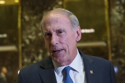 El exsenador Dan Coats tras su reuni&oacute;n en noviembre con Trump en Nueva York