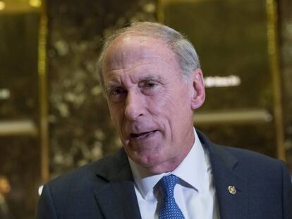 El exsenador Dan Coats tras su reuni&oacute;n en noviembre con Trump en Nueva York