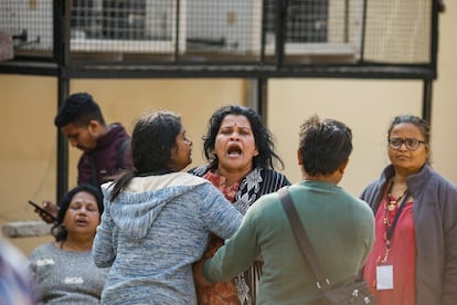 Una mujer se lamenta frente a la morgue de hospital tras la estampida.